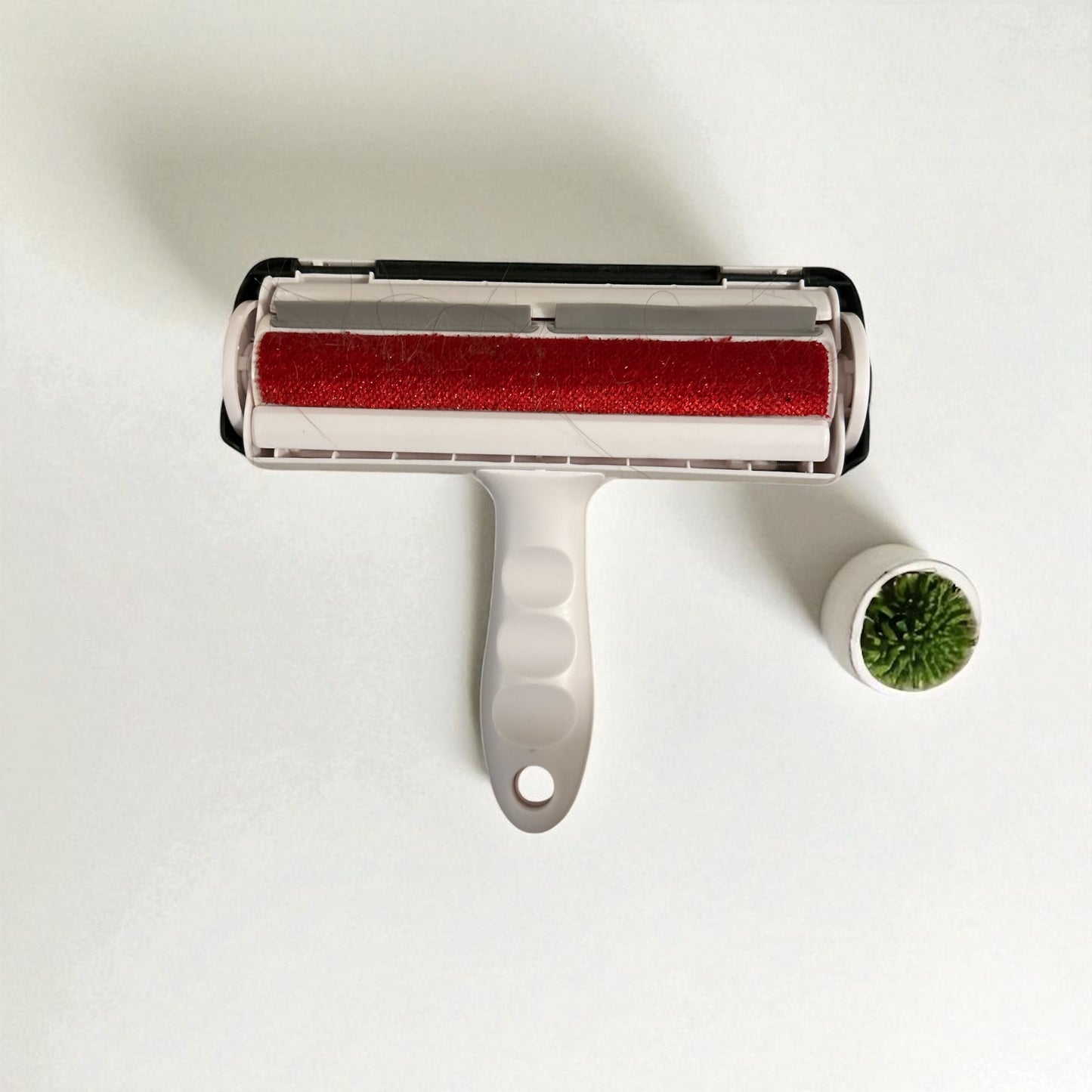 Magic Reusable Pet Hair Roller & Lint Remover – Self-Cleaning Furniture Brush